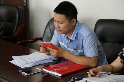 认真诵读.JPG